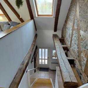 eine Treppe in einem Haus mit Holzbalken in der Unterkunft Ferienwohnung - Alte Mühle Extertal in Extertal