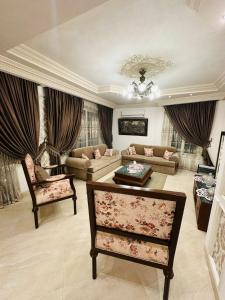 New cairoViolet Villas Area的有两张沙发和一张桌子的客厅