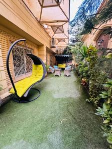New cairoViolet Villas Area的后院里有个黄黑相间的秋千。