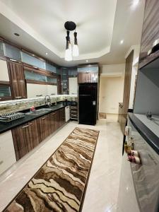 New cairoViolet Villas Area的宽敞的厨房，地板上铺着虎纹地毯。