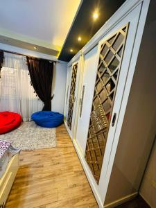 New cairoViolet Villas Area的一间设有葡萄酒瓶壁的房间 更多14张照片