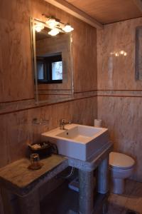 A bathroom at Vasilios Apartments Hotel