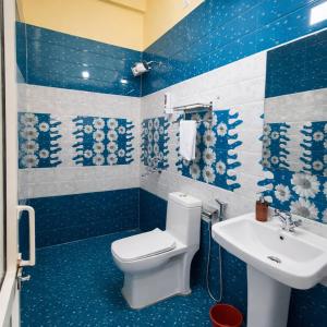 un bagno blu con un water e un lavandino di Hotel Madhushree Morning Moon In - Restaurant & Free Parking Facilities - Best Premium Hotel In Bhimtal a Bhimtal