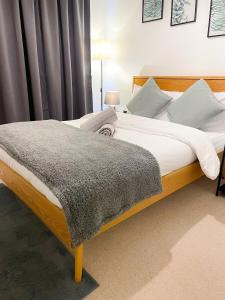 En eller flere senge i et værelse på Maison Blanc The Stylish & Cozy 1bed apartment in City centre