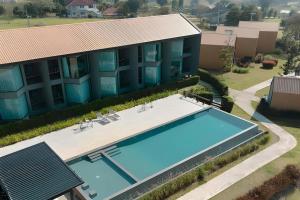 een bovenaanzicht van een zwembad voor een gebouw bij The Posh Khao Kho in Ban Nong Chaeng +107 foto's