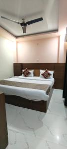 Postel nebo postele na pokoji v ubytování Hotel Gloria Rishikesh