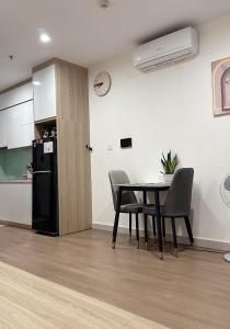 Køkken eller tekøkken på Homestay Nhà Thu Thu - Vinhome Ocean Park