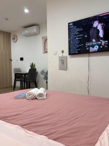 Et tv og/eller underholdning på Homestay Nhà Thu Thu - Vinhome Ocean Park + 14 billeder
