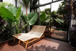 Κήπος έξω από το The Home Villas