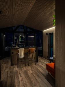 een keuken met 2 stoelen en een aanrecht in een kamer bij Lyngen Aurora Resort in Koppangen