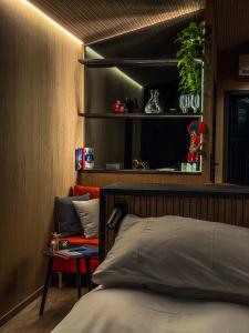 een slaapkamer met een bed, een tafel en een stoel bij Lyngen Aurora Resort in Koppangen