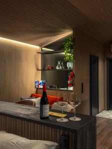 een fles wijn op tafel met twee glazen bij Lyngen Aurora Resort in Koppangen +21 foto's