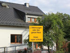 a yellow sign in front of a house at Ferienhaus Däschinger in Mastershausen