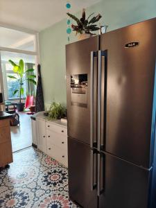 Il comprend une cuisine équipée d'un grand réfrigérateur en acier inoxydable. dans l'établissement Cricri, à Lelystad