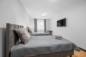 En eller flere senge i et værelse på Centrum Prestige Apartments