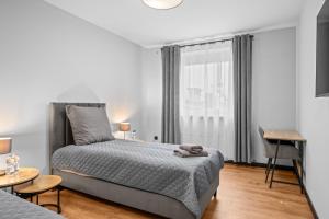 En eller flere senge i et værelse på Centrum Prestige Apartments