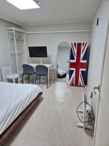 una camera d'albergo con letto e scrivania con sedie di Goyo Stay a Uijeongbu