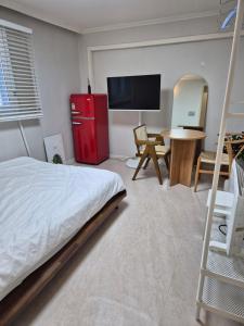 una camera con letto e frigorifero rosso di Goyo Stay a Uijeongbu Altre 20 foto