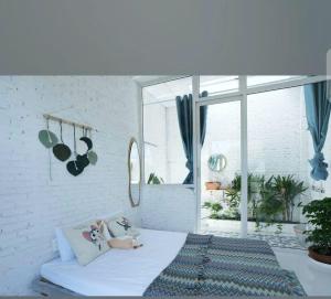 een slaapkamer met een bed en een raam bij The peace home in Tấn Tài