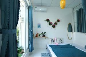 een kamer met een bad, een wastafel en een raam bij The peace home in Tấn Tài +26 foto's