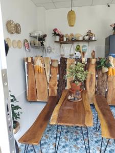 een groep houten stoelen en een tafel in een kamer bij The peace home in Tấn Tài