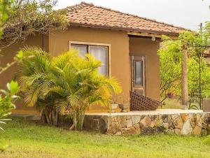 ein kleines Haus mit Palmen davor in der Unterkunft Pousada Sete Quedas in Carrancas + 82 Fotos
