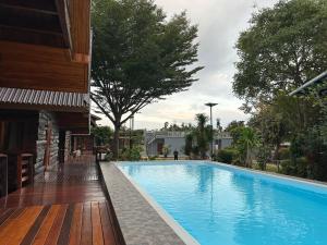 een groot zwembad naast een huis bij พิมพ์วนา เขาใหญ่ in Nakhon Ratchasima +14 foto's
