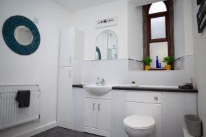 Et badeværelse på Chapel House Newgale + 34 billeder