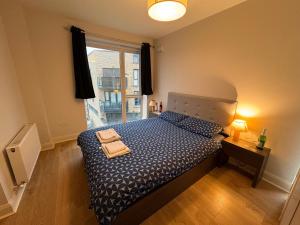 En eller flere senge i et værelse på Luxurious Entire Guest House with Grand Living Space and Panoramic Balcony Views