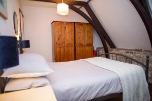 En eller flere senge i et værelse på Chapel House Newgale