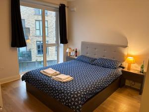 En eller flere senge i et værelse på Luxurious Entire Guest House with Grand Living Space and Panoramic Balcony Views