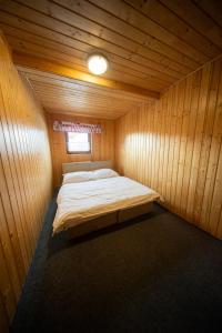 En eller flere senge i et værelse på Chata SKI Jezersko