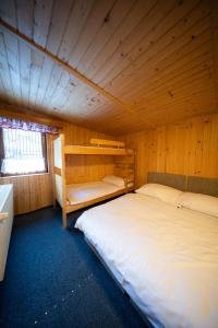 En eller flere senge i et værelse på Chata SKI Jezersko