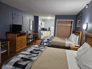 Postel nebo postele na pokoji v ubytování Metro Inn