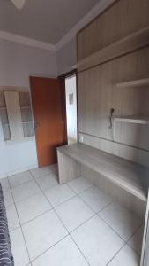 una cucina vuota con un bancone e una porta di Apartamento de 3 quartos a Belo Horizonte