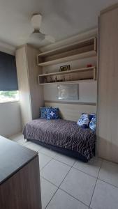 una piccola camera da letto con un letto in una stanza di Apartamento de 3 quartos a Belo Horizonte