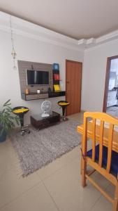 un soggiorno con TV e divano di Apartamento de 3 quartos a Belo Horizonte