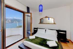 En eller flere senge i et værelse på Villa Mimosa-Con piscina e vista lago + 100 billeder