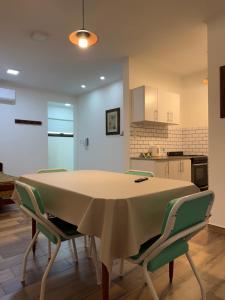 a dining room table with chairs and a kitchen at Departamento en Bragado B in Bragado