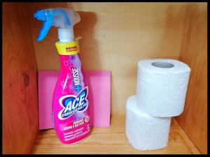 een fles tandpasta naast een rol toiletpapier bij Appartamento Il Bosco Incantato in Abetone +39 foto's