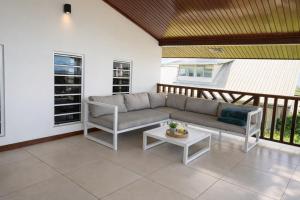 a living room with a couch and a table at Maison Meredith in Paramaribo
