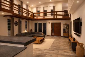 ein Wohnzimmer mit Sofa und Tisch in der Unterkunft Maison Meredith in Paramaribo