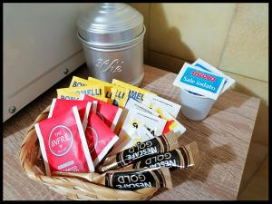 een mandje chips, een drankje en een kop koffie bij Appartamento Il Bosco Incantato in Abetone