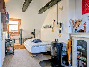 Un dormitorio con una cama y una chimenea. en Cozy Haven - Bright small rooms, easy public transport, en Copenhague