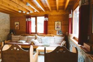 ein Wohnzimmer mit Sofa und Tisch in der Unterkunft Hostel Quartier Libre in Saint-Jean-en-Royans