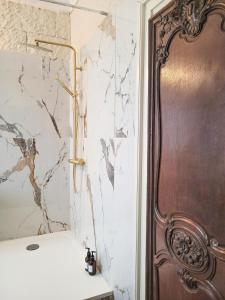 Ένα μπάνιο στο Domaine Le Clos de la Source - Spa - Petit déjeuner buffet - Atelier d'art