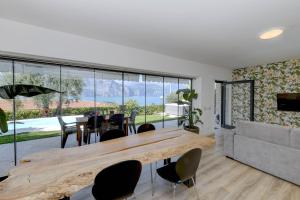 Et tv og/eller underholdning på Villa Mimosa-Con piscina e vista lago