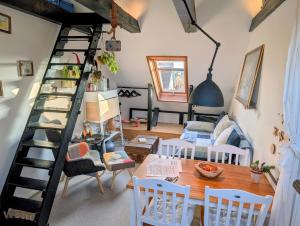 Una sala de estar con una mesa de madera y una escalera de caracol. en Cozy Haven - Bright small rooms, easy public transport, en Copenhague 19 fotos más