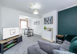 TV a/nebo společenská místnost v ubytování Charming 2-Bedroom House in Boddam by CMC Stays