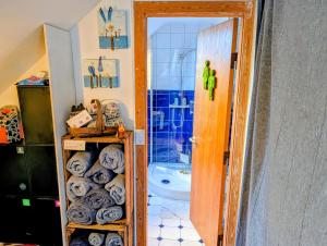 Un baño con ducha, inodoro y bañera. en Cozy Haven - Bright small rooms, easy public transport, en Copenhague